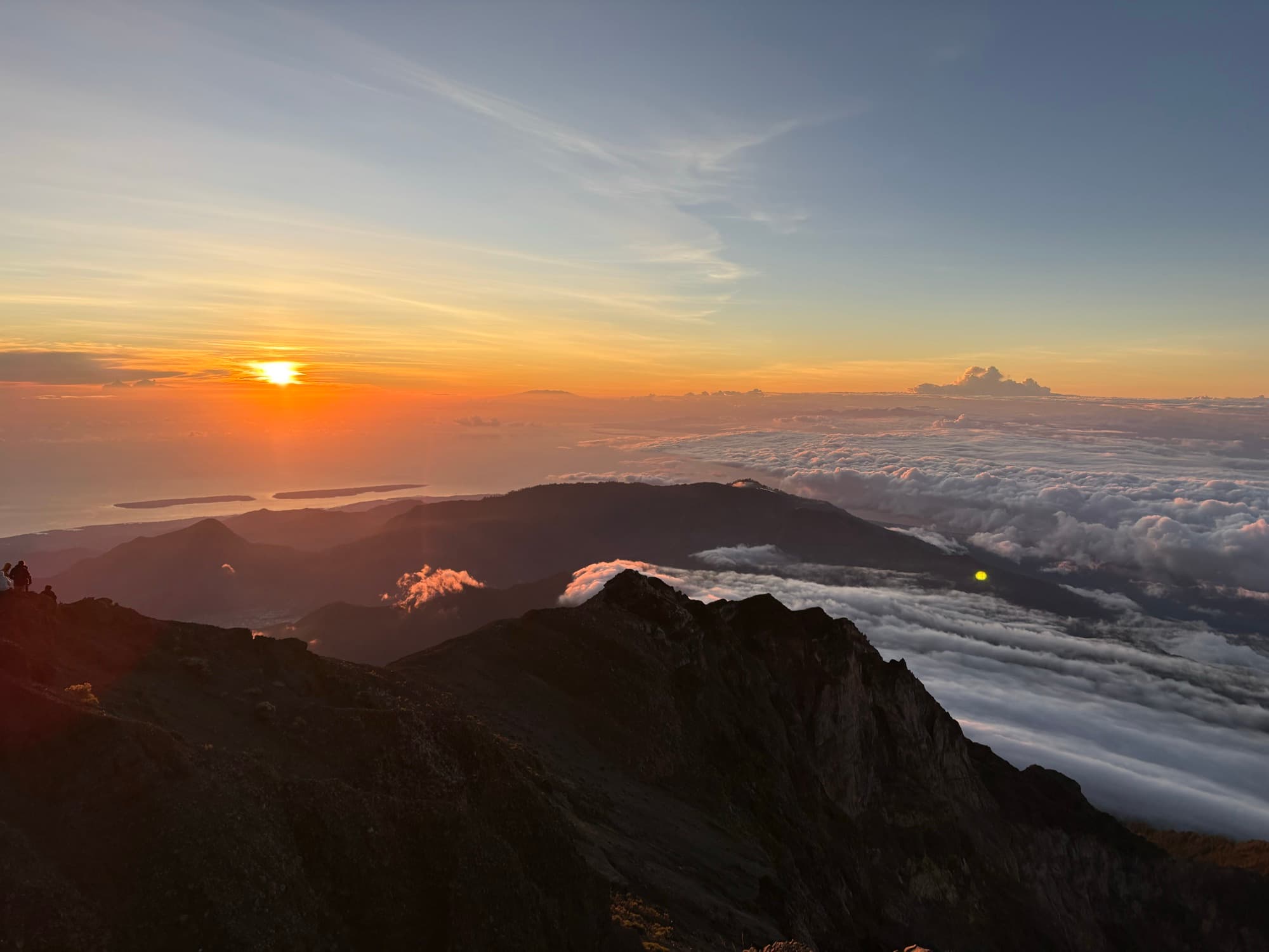 Sonnenaufgang über dem Kraterrand des Rinjani