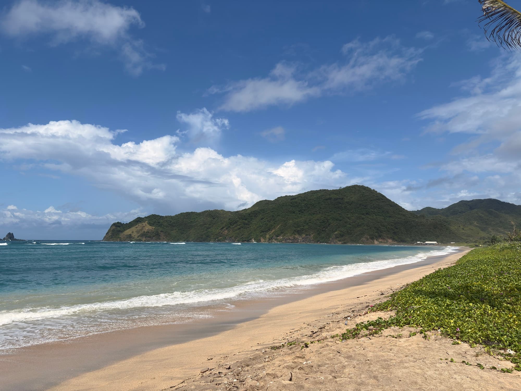 Menschenleere Bucht mit hellem Sandstrand