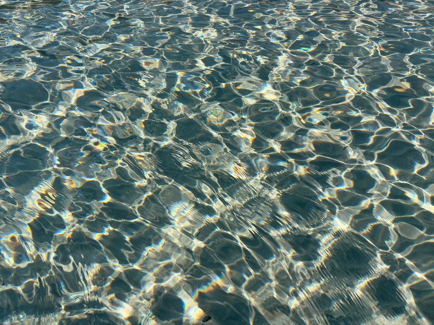 Sonnenlicht auf der Wasseroberfläche des Pools