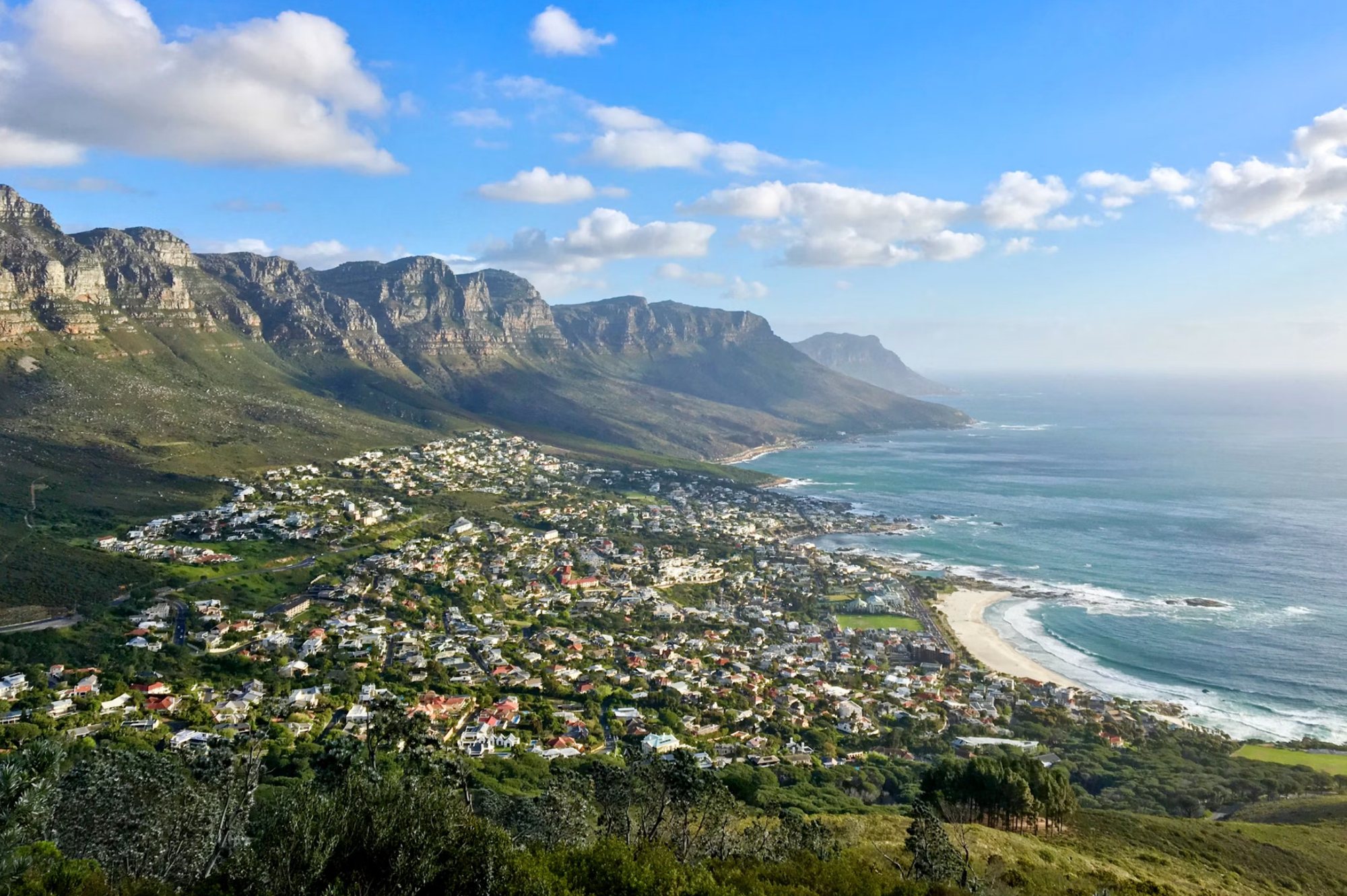 Camps Bay und die Zwölf Apostel von oben, mit Atlantik und Strand
