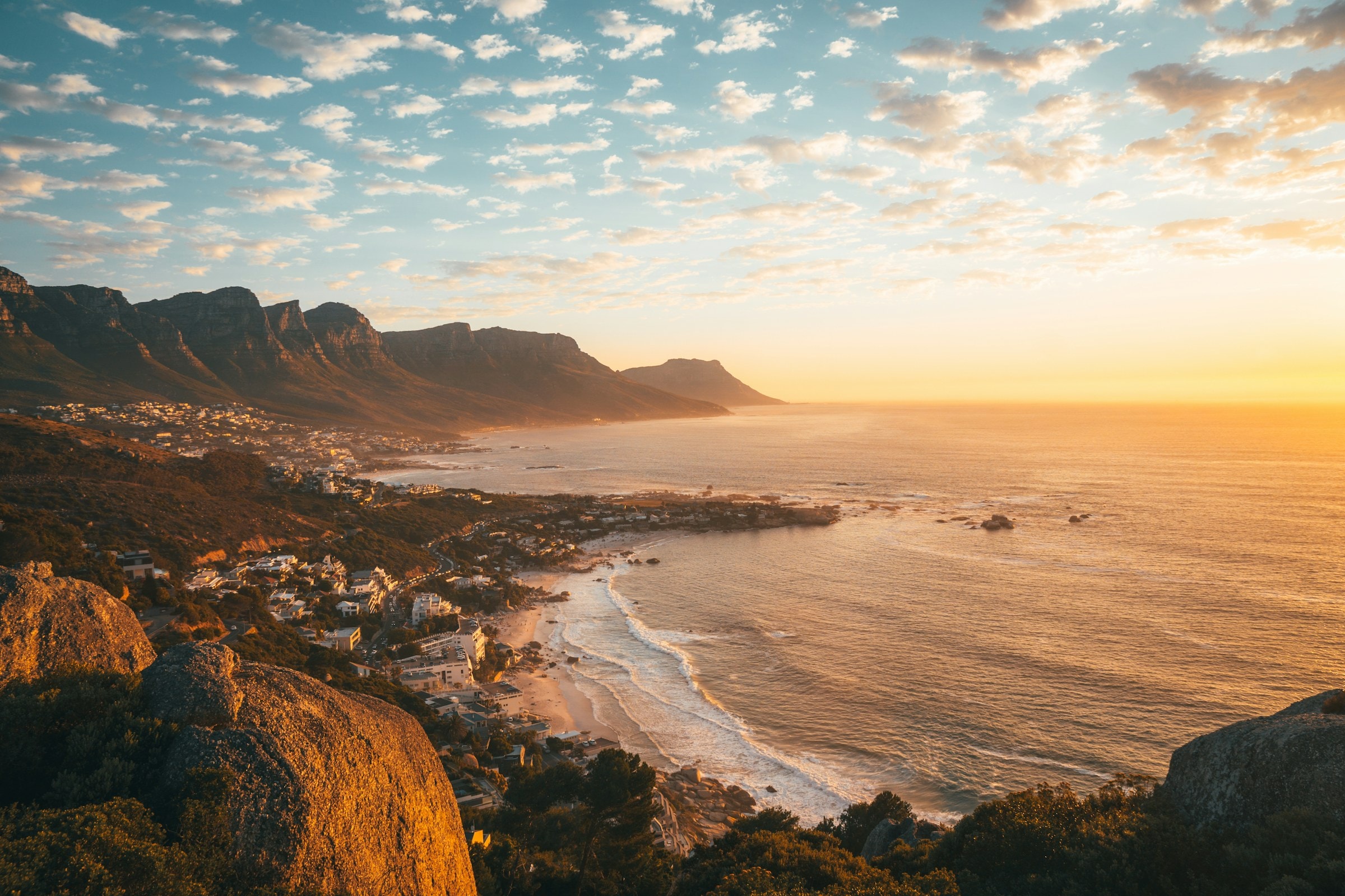 Clifton und Camps Bay von oben im Abendlicht, dahinter die Zwölf Apostel