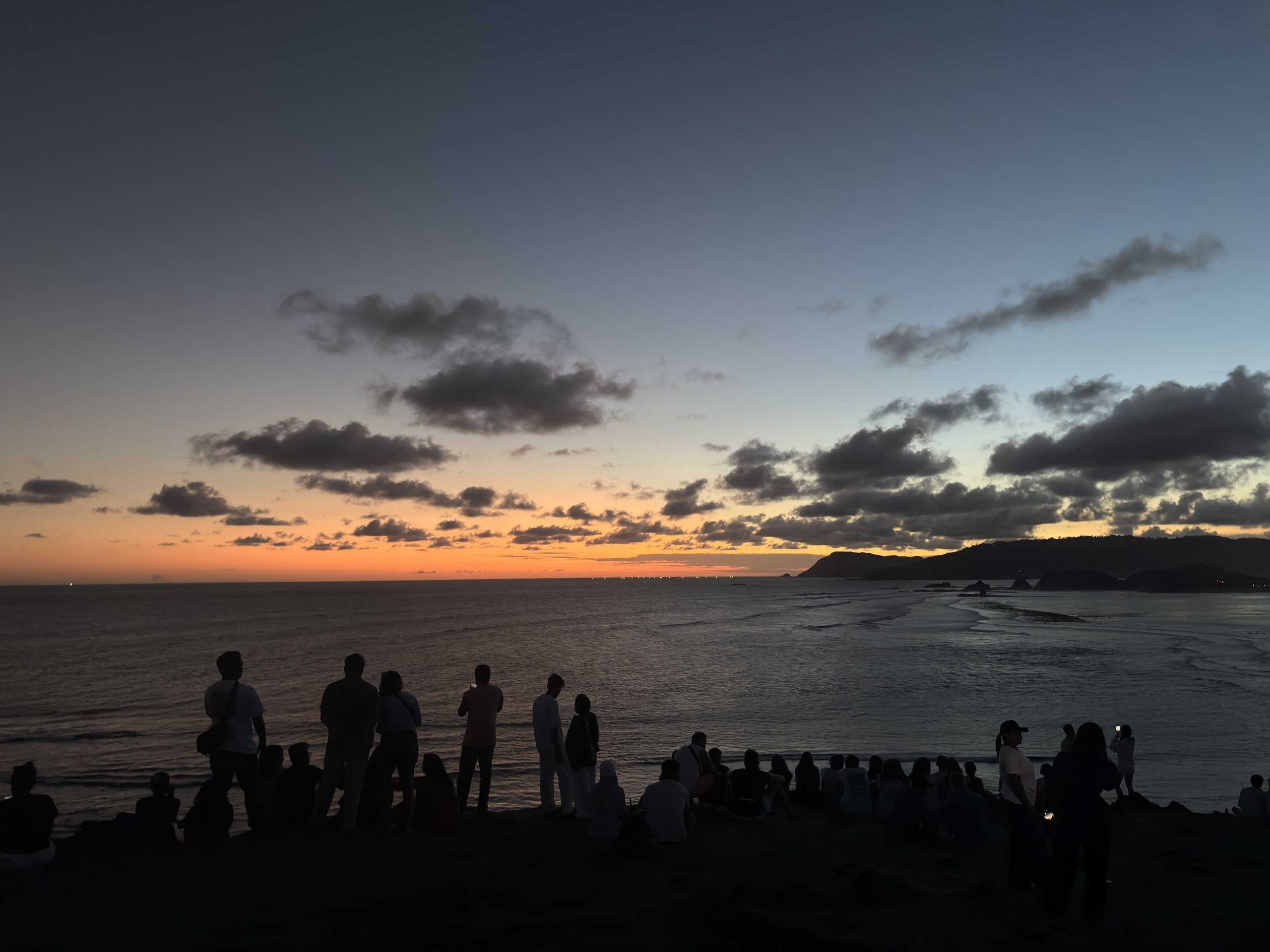 Silhouetten am Strand bei Sonnenuntergang