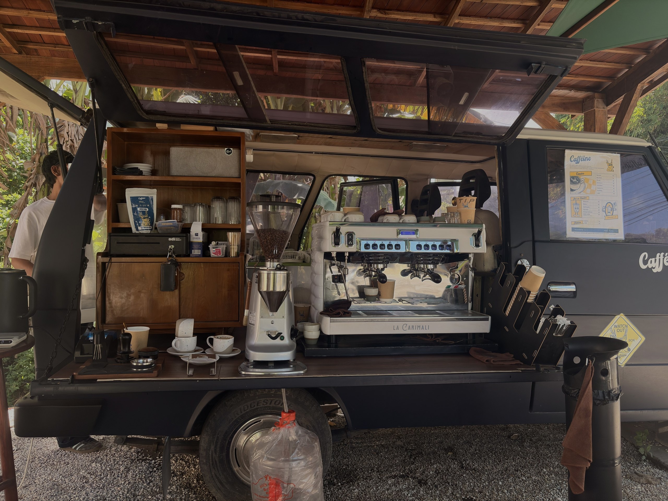 Espressomaschine in einem zum Café umgebauten Van