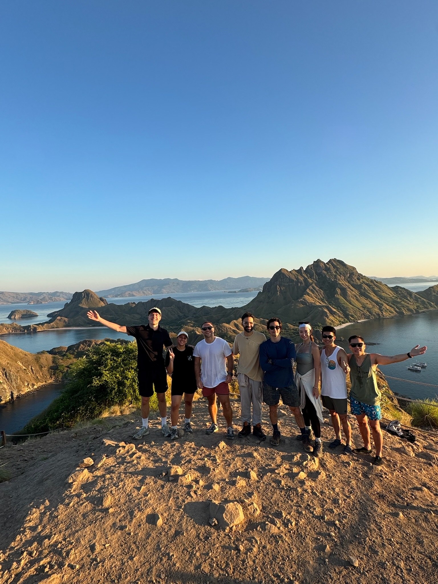 Die Gruppe auf dem Gipfel von Padar, dahinter die Buchten im Morgenlicht