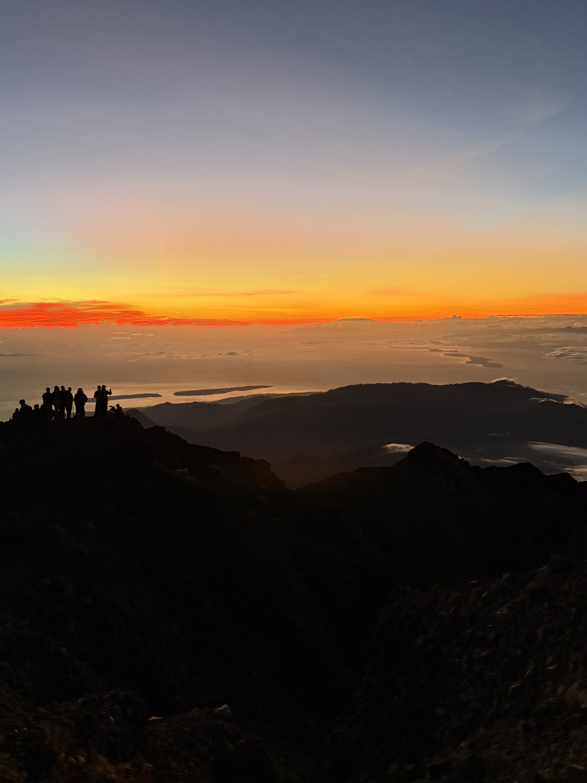Silhouetten am Kraterrand des Rinjani vor dem Sonnenaufgang