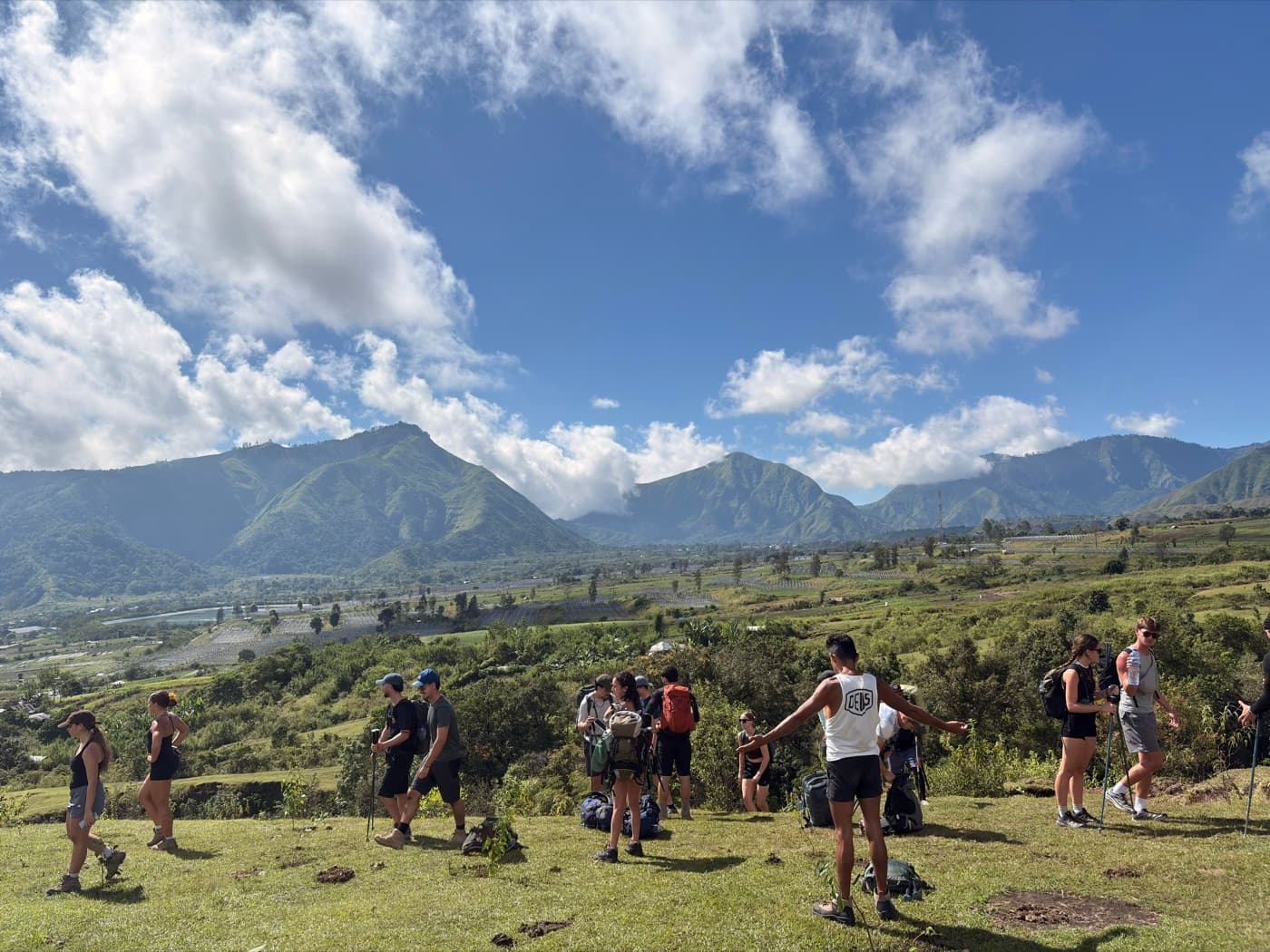 Wandergruppe auf dem Weg zum Rinjani, dahinter die Bergkette