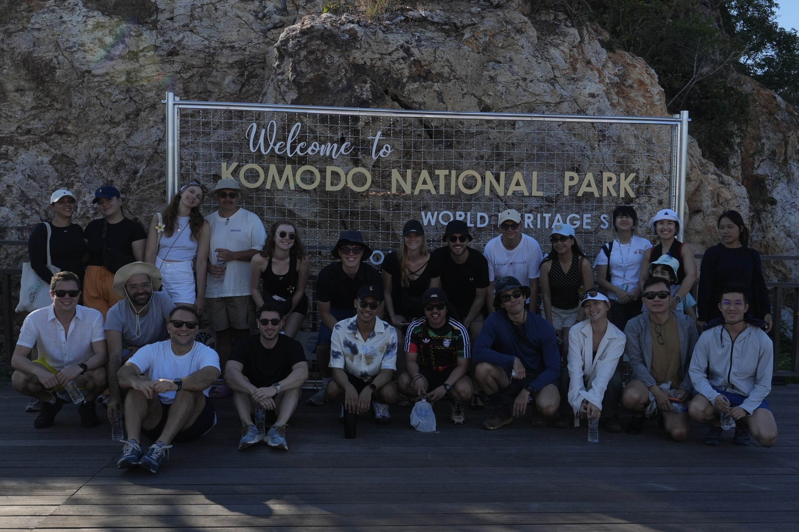 Die Gruppe am Eingangsschild des Komodo-Nationalparks