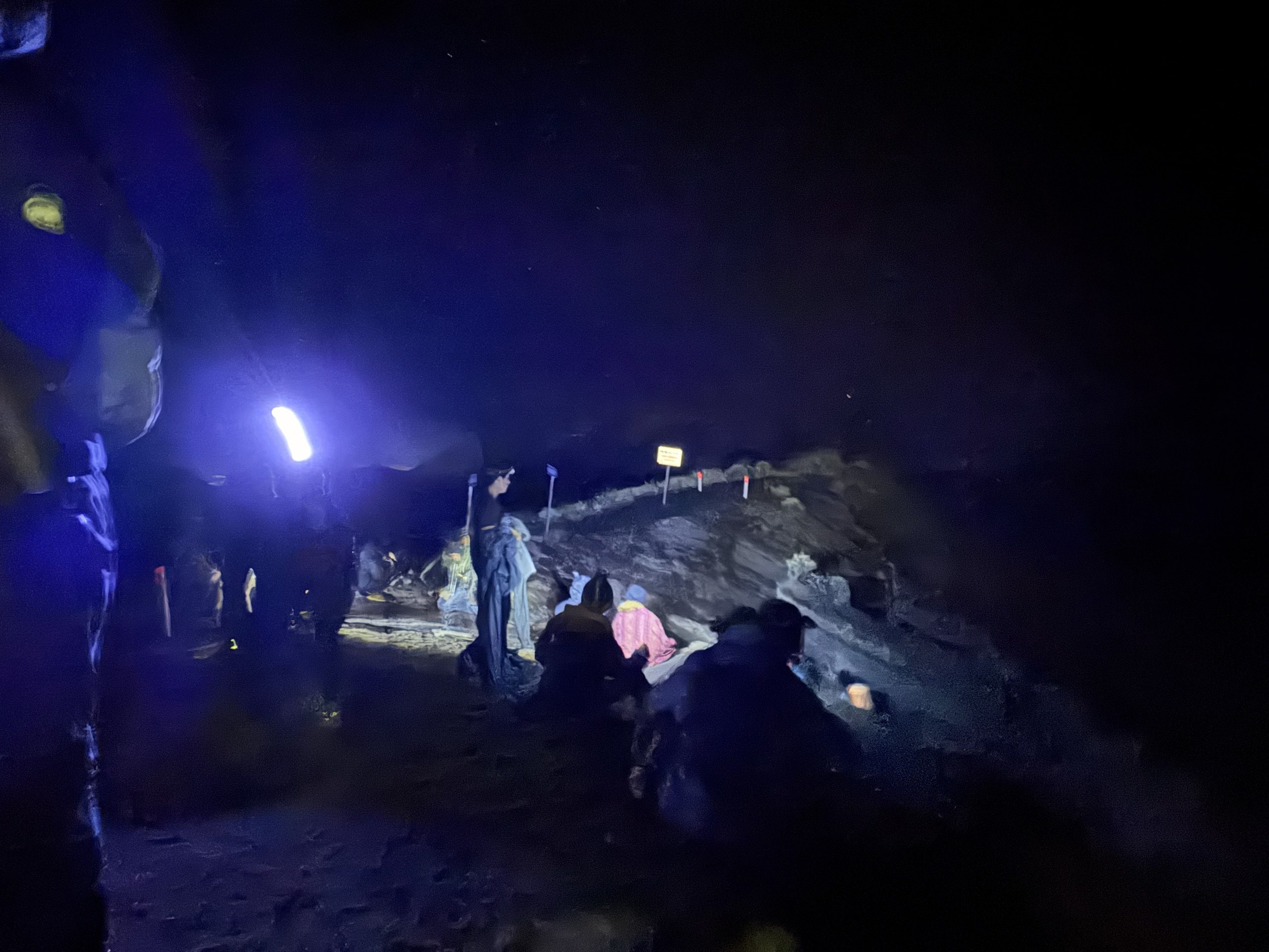 Nachts im Camp, Stirnlampen im blauen Dämmerlicht